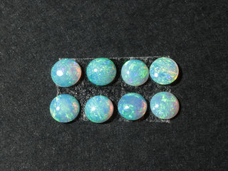 Piccoli opali tondi australiani
