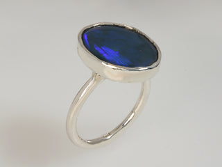 Anello con opale nero australiano