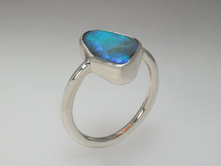 Anello con opale australiano