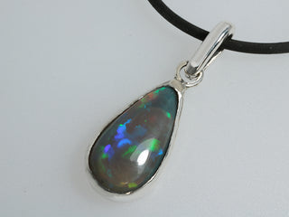 Pendant with Australian opal