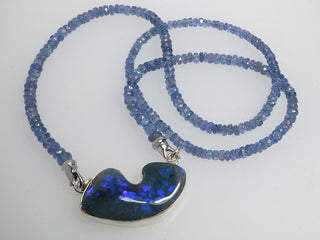 Collana con grande opale nero australiano