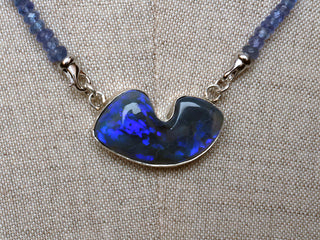 Collana con grande opale nero australiano