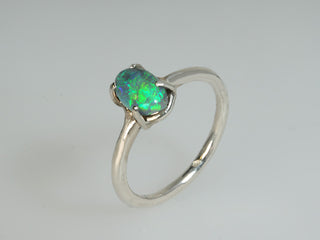 Anello con opale australiano