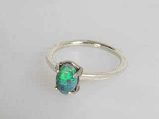 Anello con opale australiano