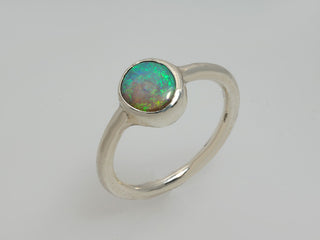 Anello con opale australiano
