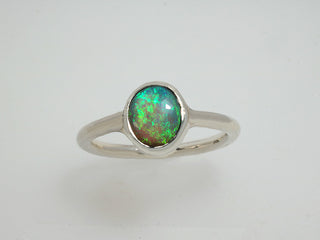 Anello con opale australiano