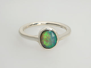 Anello con opale australiano