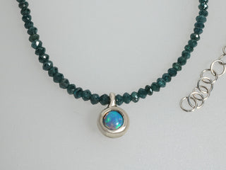Collana con opale australiano e diamanti