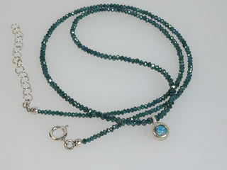 Collana con opale australiano e diamanti