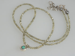 Collana con opale e diamanti grezzi