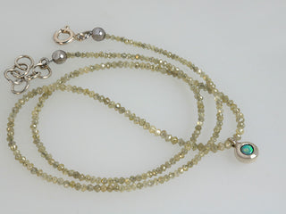 Collana con opale e diamanti grezzi