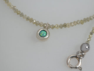 Collana con opale e diamanti grezzi