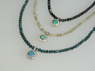 Collana con opale e diamanti grezzi