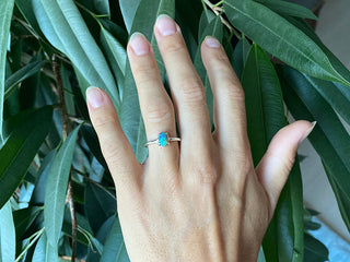 Anello con opale australiano